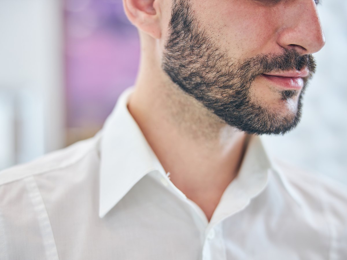 Barba corta y poblada de un hombre, vista de cerca